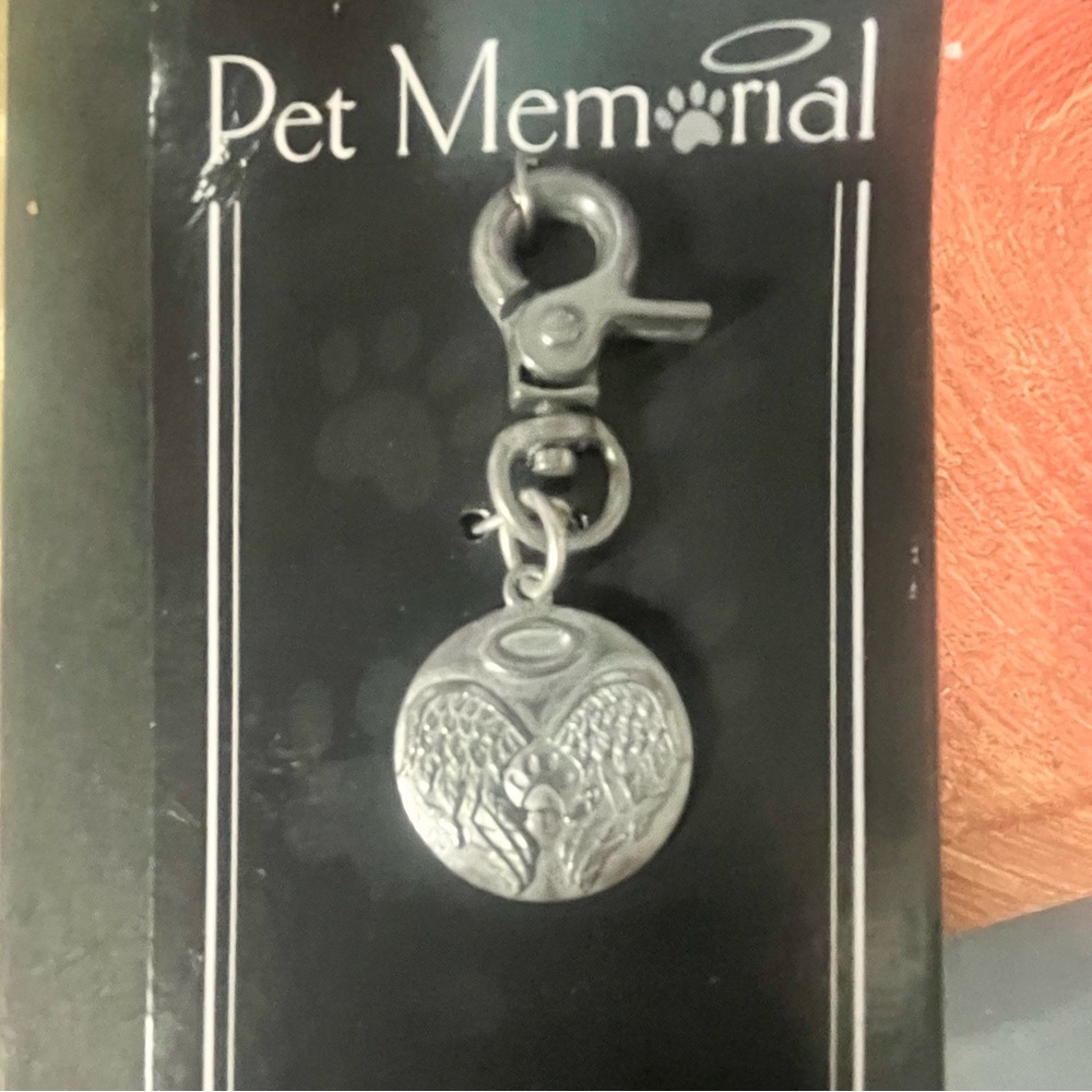Pet Memorial Keychain Tag with Angel Wings & Paw Print, Engraved on Back; NWT!